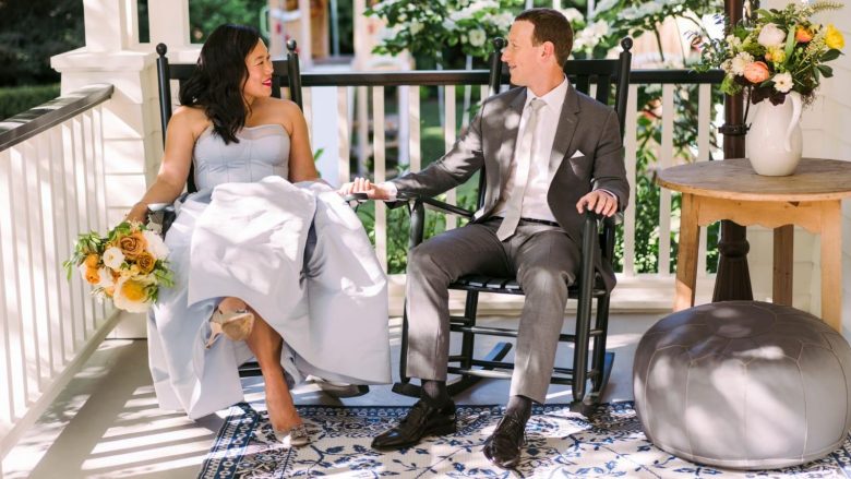 Mark Zuckerberg dhe gruaja e tij festojnë dhjetë vjetorin e martesës – improvizojnë një fotografi të ngjashme të bërë në ditën e dasmës