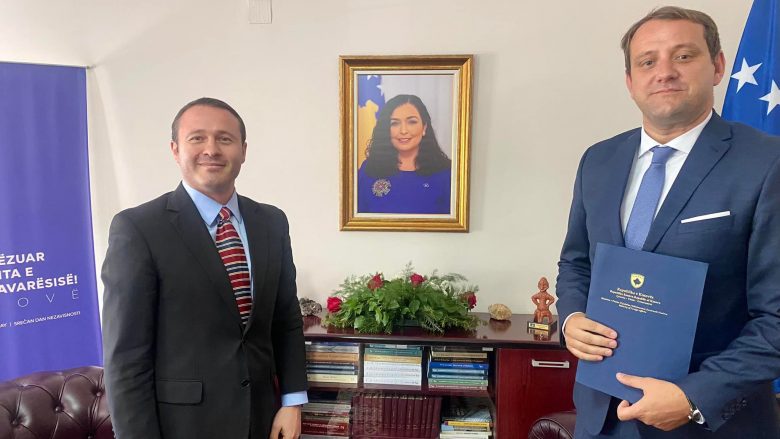 Florian Qehaja merr detyrën e ambasadorit të Kosovës në Maqedoninë e Veriut