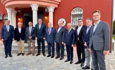 Ambasadori amerikan darkon me “Ekipin e Unitetit”: Kujtuam të kaluarën dhe arritjet e Kosovës ndër vite