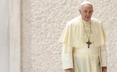 Papa Françesku ka kërkuar të takojë Putinin