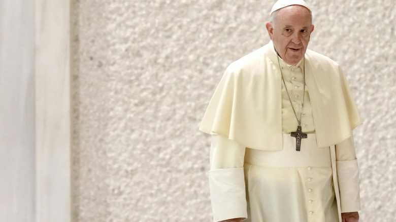 Papa Françesku ka kërkuar të takojë Putinin