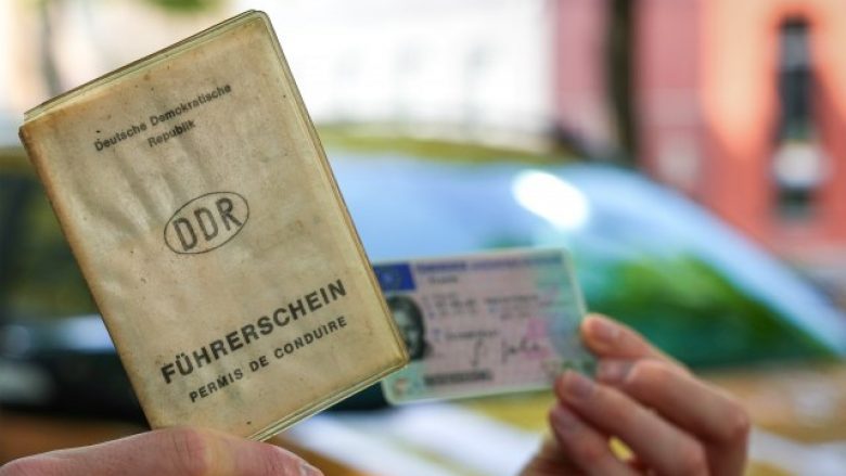 Policia gjermane hasi në pasagjerin që kishte leje të qarkullimit dhe veturë me targa të viteve 1950