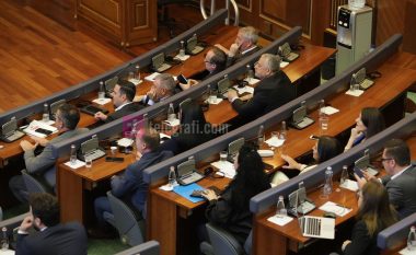 Opozita me përplasje të duarve në tavolina tenton të mos lejojë vazhdimin e seancës, kërkojnë themelimin e Komisionit hetimor