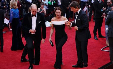 Tom Cruise theu ‘rregullin e pashkruar’ duke kapur dorën e Kate Middleton në tapetin e kuq