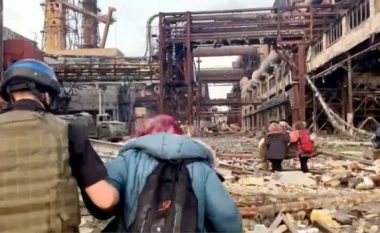 Rreth 100 civilë janë evakuuar nga uzina e çelikut Azovstal të Mariupolit
