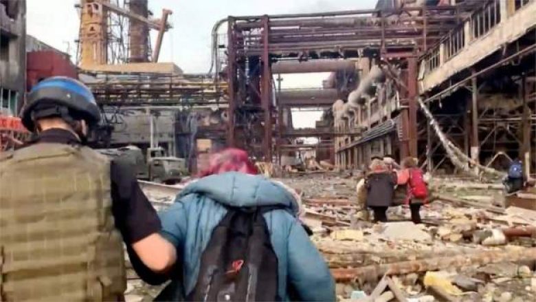 Rreth 100 civilë janë evakuuar nga uzina e çelikut Azovstal të Mariupolit