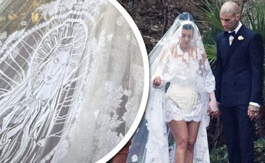Kourtney Kardashian vesh një fustan nusërie nga D&G me një vello të frymëzuar nga Virgjëresha Mari dhe një nga tatuazhet e bashkëshortit të ri, Travis Barker