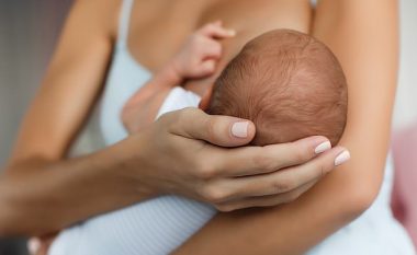 Studimi zbulon se foshnjat që ushqehen me qumësht gjiri mbi një vit kanë pikët më të larta në testet e të menduarit në adoleshencë