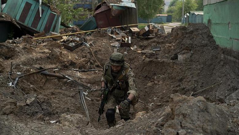 Ukraina i frikësohet “përsëritjes së Mariupolit” ndërsa forcat ruse përshkallëzojnë sulmet në Donbas