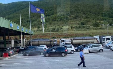 Kosovarët drejt Shqipërisë – mbi 30 mijë qytetarë dhe afro 10 mijë vetura kaluan kufirin gjatë fundjavës