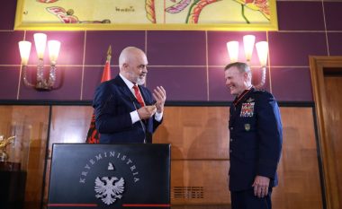 Rama dekoron Komandantin e NATO-s: Plan për një bazë detare të Aleancës në Shqipëri