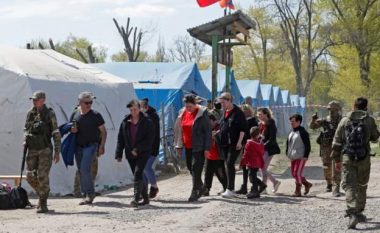 Kryqi i Kuq thotë se po zhvillohet procesi për evaukimin e civilëve të bllokuar në fabrikën e çelikut të Mariupolit