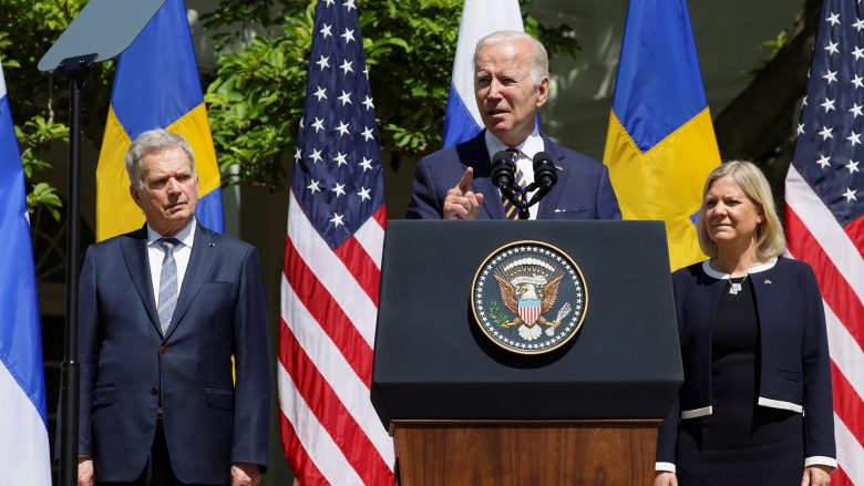 Biden thotë se SHBA dhe NATO kanë përvojë të mirë bashkëpunimi ushtarak me Finlandën dhe Suedinë, përmend misionin në Kosovë