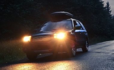Si të pastroni dritat e mjegulluara në makinën tuaj?