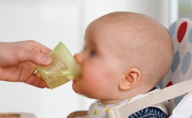 A rrezikohen foshnjat nën gjashtë muaj nga pirja e ujit?