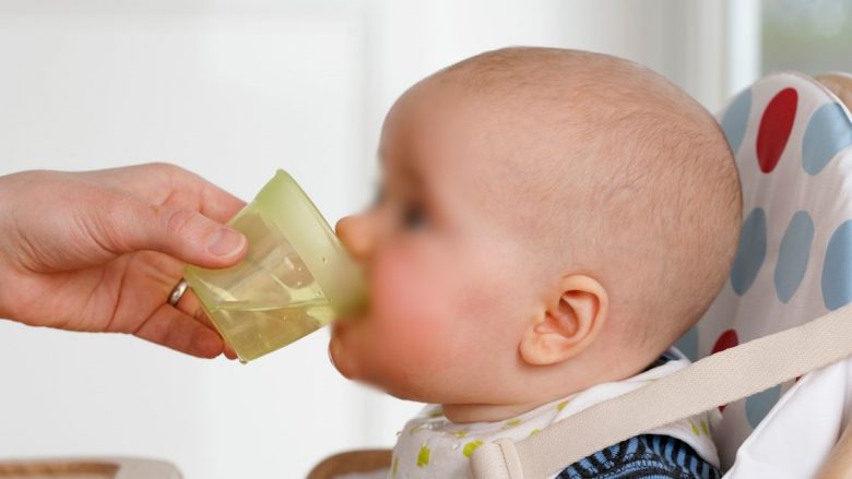 A rrezikohen foshnjat nën gjashtë muaj nga pirja e ujit?