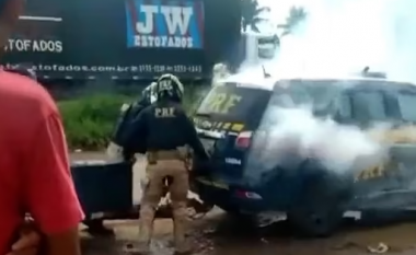 Braziliani humb jetën pasi dyshohet se oficerët e futën brenda një makine të mbushur me gaz