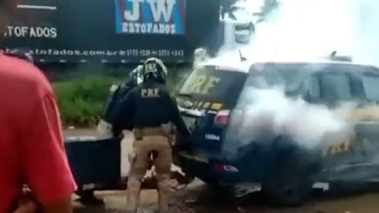 Braziliani humb jetën pasi dyshohet se oficerët e futën brenda një makine të mbushur me gaz