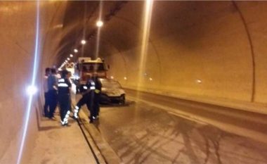 Digjet një makinë në tunelin Tiranë-Elbasan