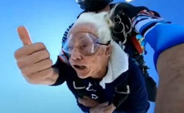 E moshuara feston ditëlindjen e 100-të duke u hedhur me parashutë për herë të parë