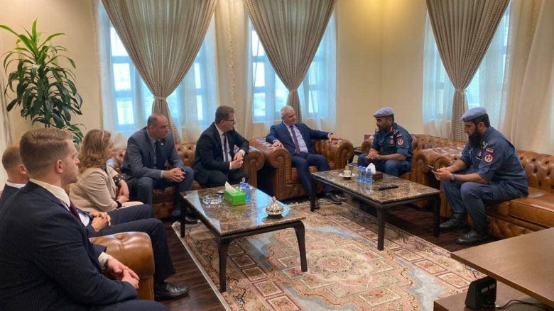 Sveçla dhe drejtori i Policisë së Kosovës për vizitë në Katar – diskutojnë për bashkëpunimin mes policisë së dy vendeve