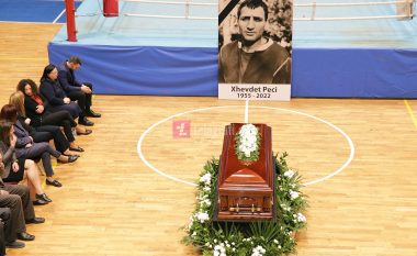 Figura të njohura sportive dhe politike bëjnë homazhe pranë trupit të pajetë të legjendës së boksit, Xhevdet Pecit