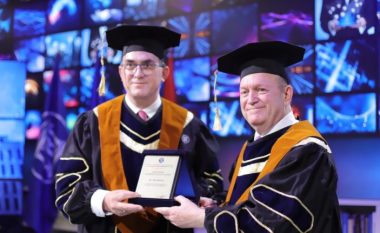 UBT ndau çmimin “Honor Degree – Leadership Excellence Award” për Christopher Hyland dhe Jim Xhema