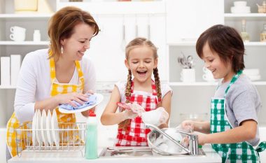 Mos i kurseni vogëlushët tuaj, ata nuk janë më aq të vegjël: Janë punët e shtëpisë të përshtatshme për çdo moshë!