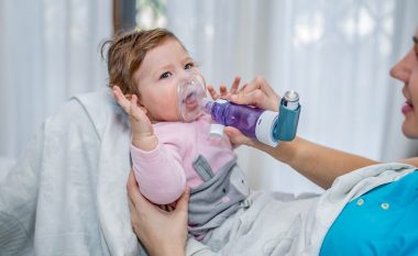 Hulumtimi: Nënat obeze kanë një rrezik më të lartë për të pasur fëmijë me astmë