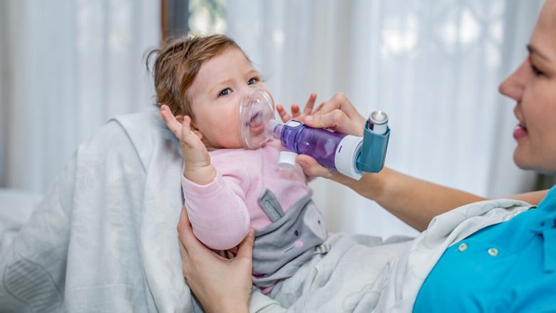 Hulumtimi: Nënat obeze kanë një rrezik më të lartë për të pasur fëmijë me astmë