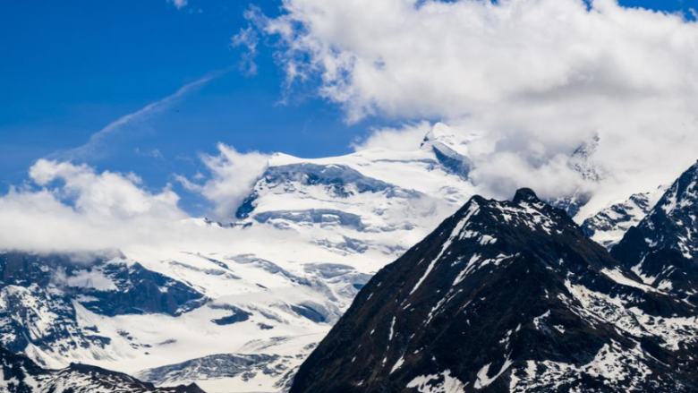 Dy persona humbin jetën dhe nëntë të tjerë u lënduan nga rënia e akullit në Alpet jugore të Zvicrës