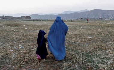 Talebanët urdhërojnë gratë të mbulojnë fytyrat në vendet publike