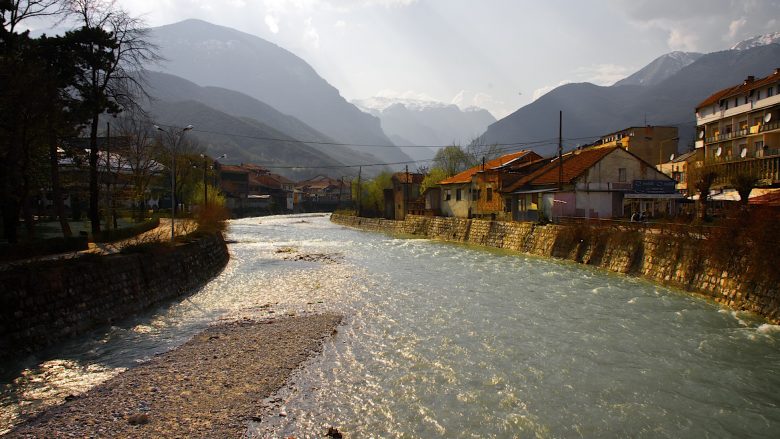 Një vajzë bie në lumin Bistrica në Pejë, shpëtohet nga qytetarët