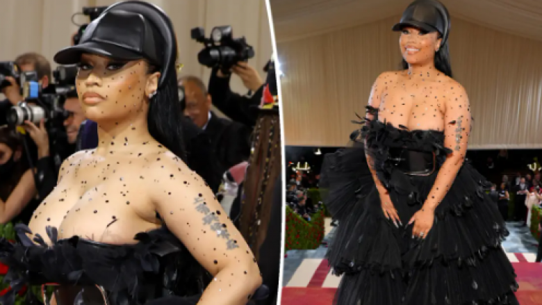 Nicki Minaj shkëlqen në dukjen me dekolte të hapur në “Met Gala 2022” – teksa ankohet që veshja e ngushtë nuk ia mbulon gjoksin e madh