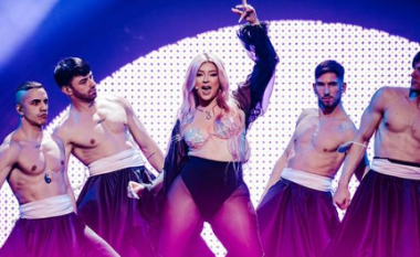 Faqja zyrtare e "Eurovision" në Instagram censuroi foton nga performanca e Ronela Hajatit, Ardit Çuni: Nuk do të ndryshohet asgjë nga koreografia