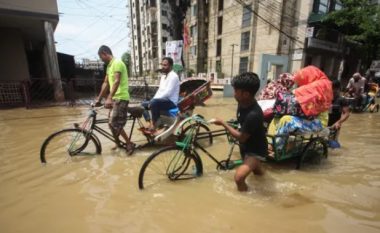 Dhjetëra të vdekur dhe miliona njerëz të bllokuar pasi përmbytjet kanë goditur Bangladeshin dhe Indinë