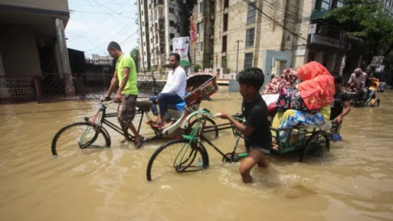 Dhjetëra të vdekur dhe miliona njerëz të bllokuar pasi përmbytjet kanë goditur Bangladeshin dhe Indinë