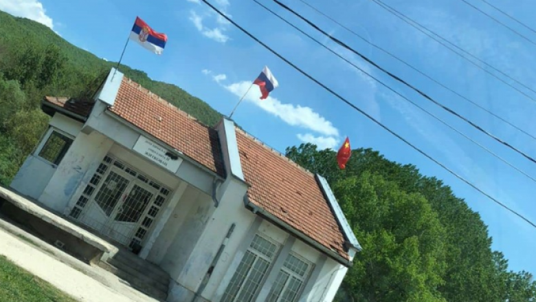 Në Zveçan, flamuri kinez karshi atyre serb e rus