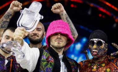 Kalush Orchestra nxjerr në ankand trofeun e Eurovisionit dhe kapelën rozë të Oleh Psiuk për të ndihmuar ushtrinë ukrainase