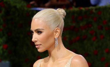Parukieri i Kim Kardashian flet rreth ngjyrosjes së flokëve të saj për “Met Gala 2022”