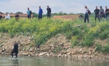 Kërkimet për gjetjen e personit i cili ra në lumë në Klinë