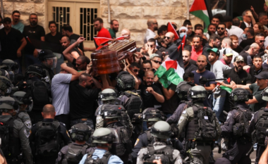 Policia izraelite rrahu njerëzit që bartnin arkivolin e gazetares së vrarë palestineze, Shireen Abu Akleh