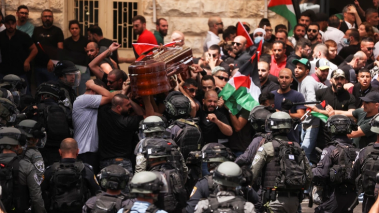 Policia izraelite rrahu njerëzit që bartnin arkivolin e gazetares së vrarë palestineze, Shireen Abu Akleh