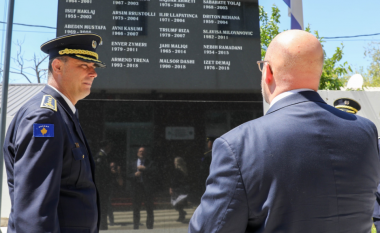 Hovenier nderon policët kosovarë që humbën jetën gjatë detyrës