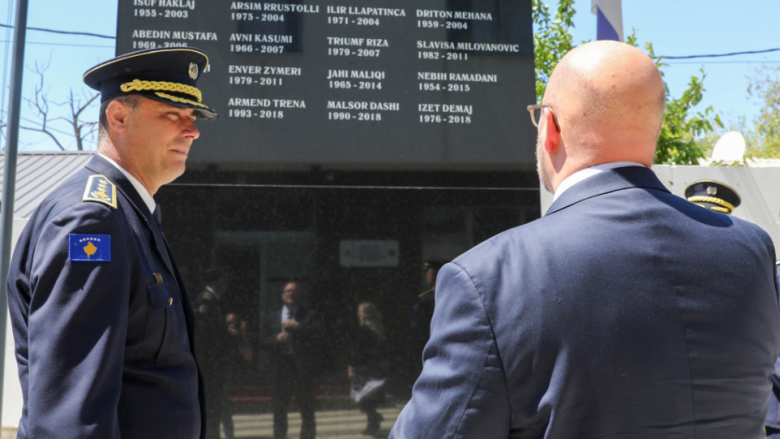 Hovenier nderon policët kosovarë që humbën jetën gjatë detyrës