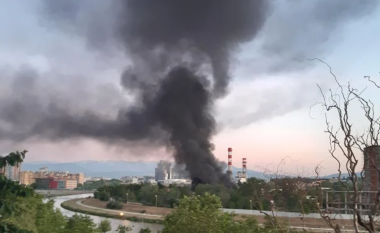 Shpërthen zjarr në fabrikën e vjetër “Komuna” në Shkup, janë djegur mbetje plastike