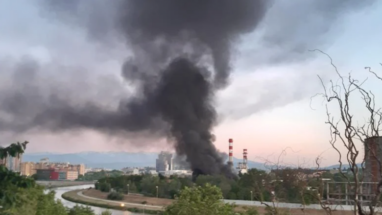 Shuhet tërësisht zjarri tek “Komuna” në Shkup, nuk ka të lënduar