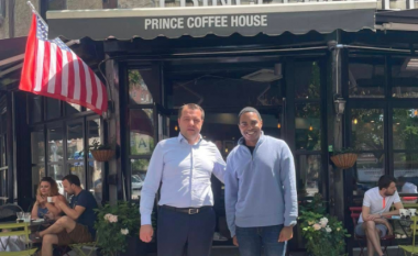 Afaristi Shkëlqim Devolli takon kongresistin amerikan Ritchie Torres në Prince Coffee House në New York