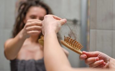 Të parandalosh rënien e flokëve ndërsa plakesh do të thotë të shmangësh faktorët stresues mjedisorë, tregojnë studimet