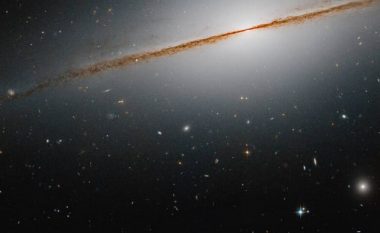 Teleskopi Hapësinor Hubble fotografoi galaktikën “Little Sombrero”